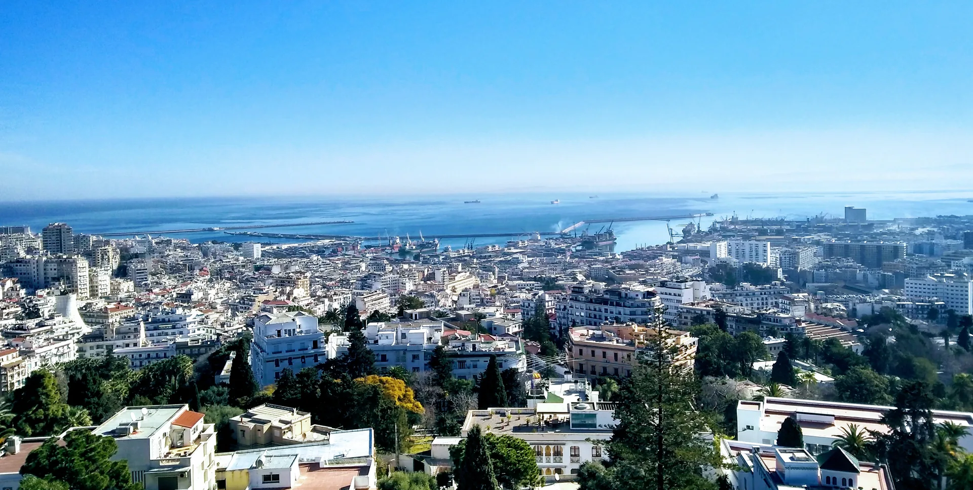 Vue réelle de la baie d’Alger et de la ville face à la Méditerranée