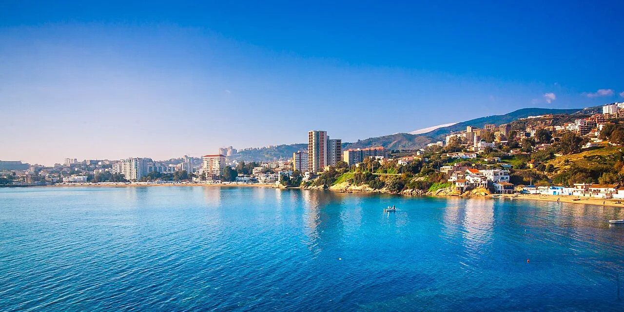 Vue réelle du littoral et de la ville d’Annaba