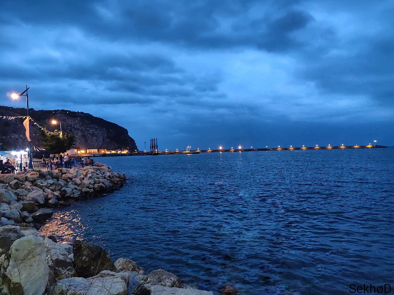 Vue réelle du littoral de Béjaïa à la tombée du jour