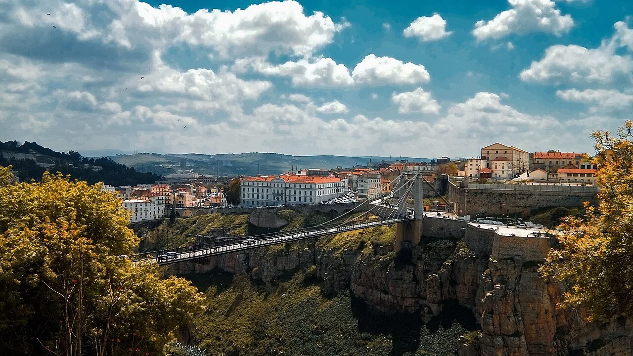 Vue réelle de Constantine et de son pont au-dessus des gorges