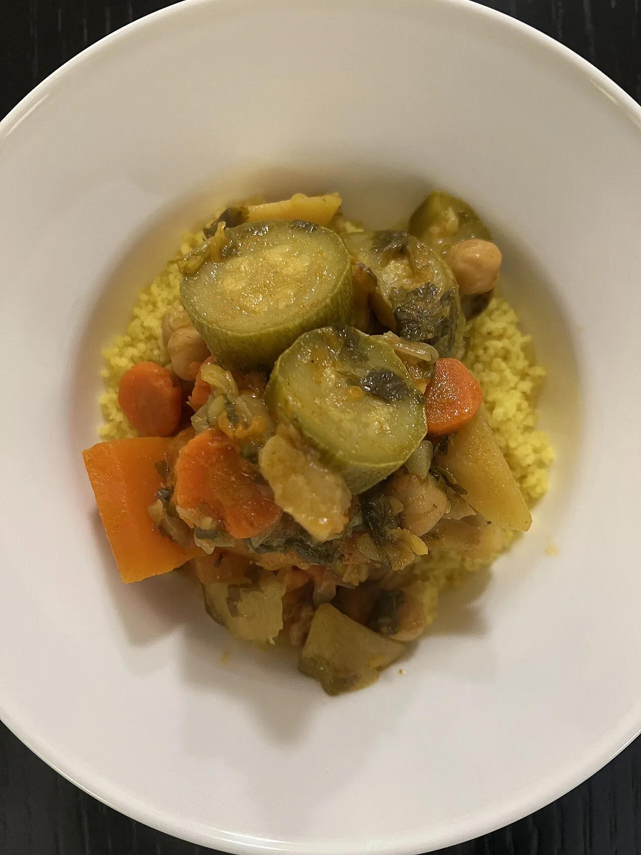 Couscous algérien aux légumes de saison photographié dans un cadre familial