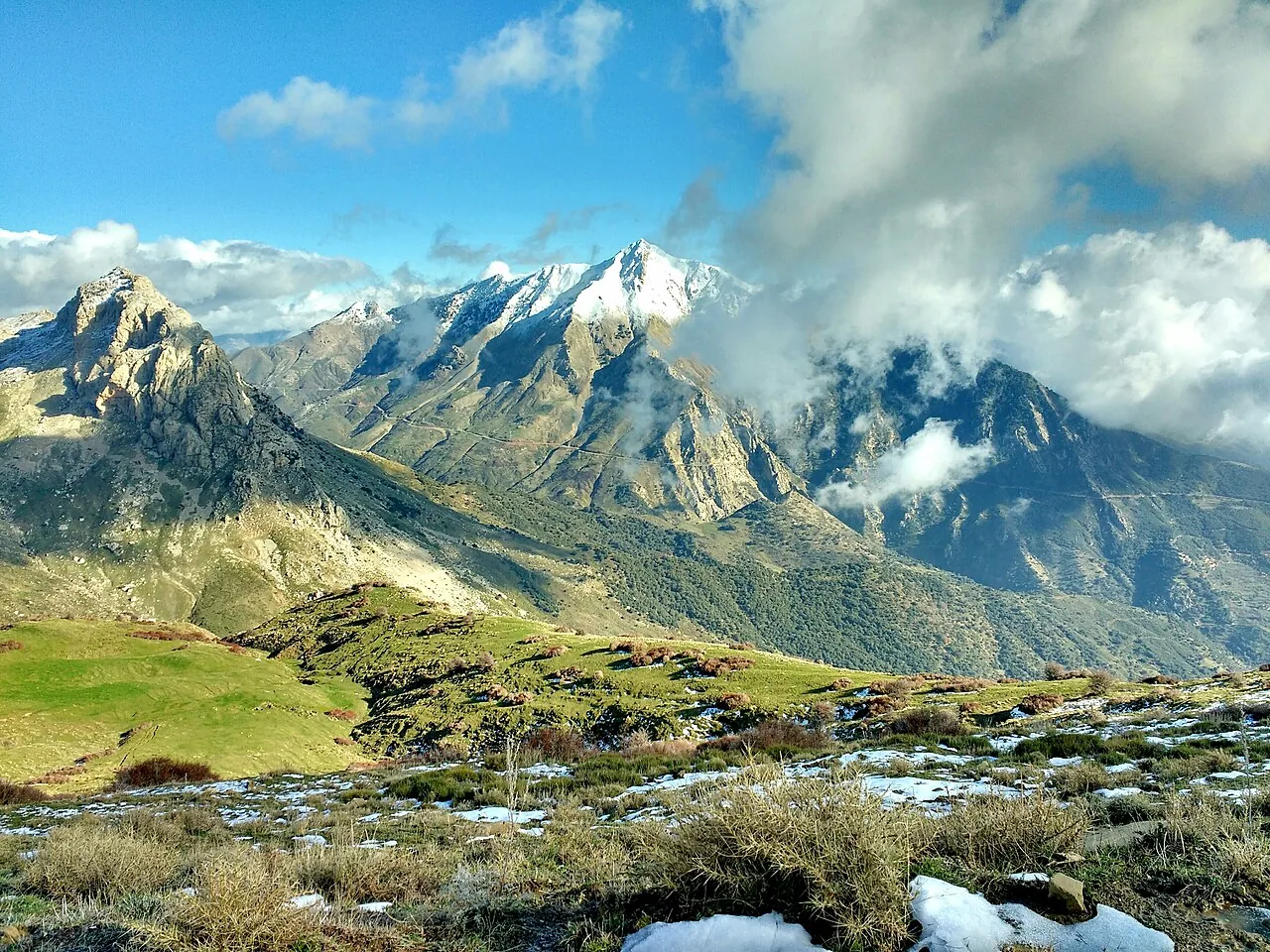 Vue réelle des sommets du massif du Djurdjura en Kabylie