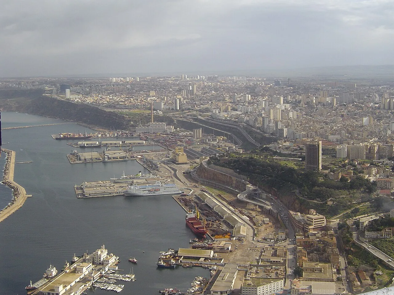 Vue réelle de la baie, du port et de la ville d’Oran