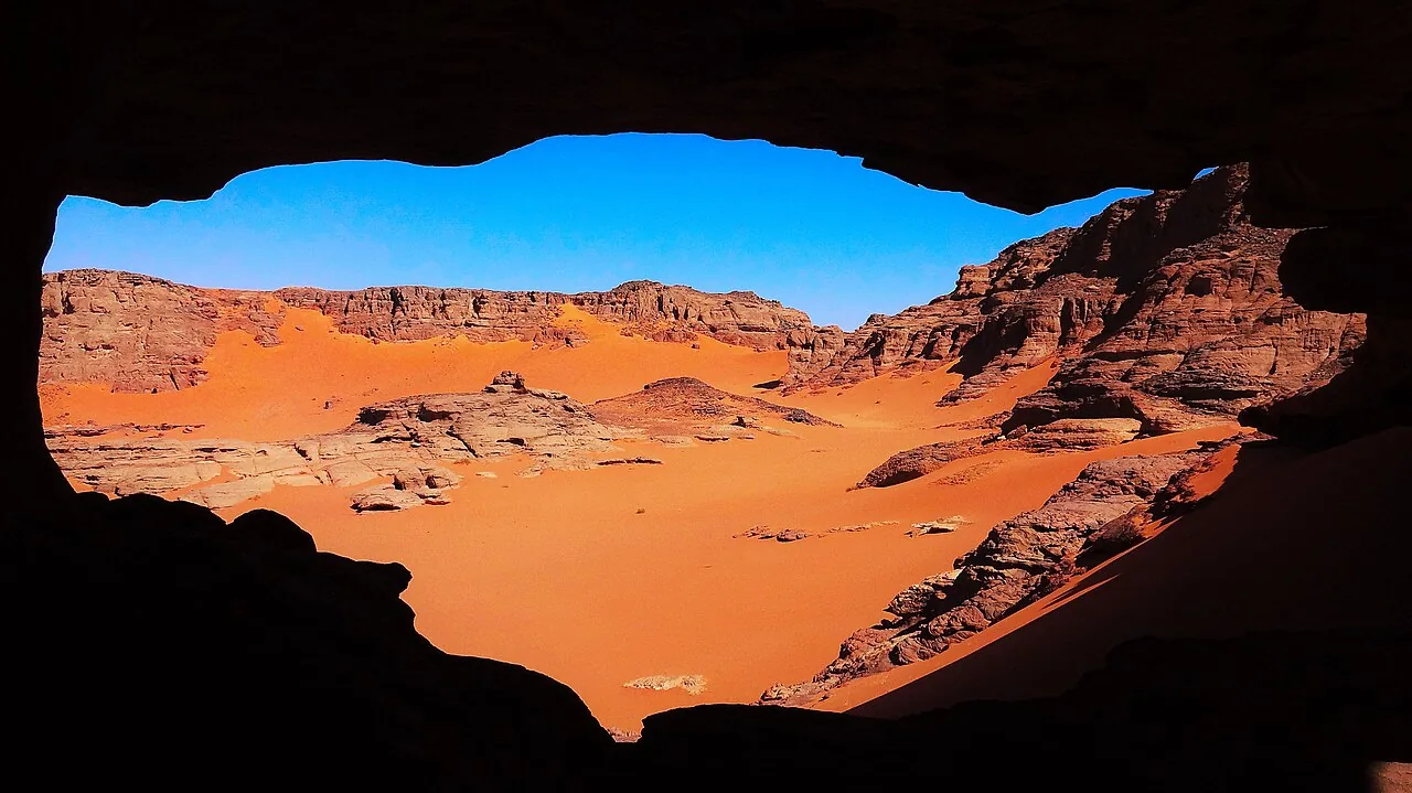 Vue réelle des dunes et formations rocheuses de la Tadrart Rouge près de Djanet